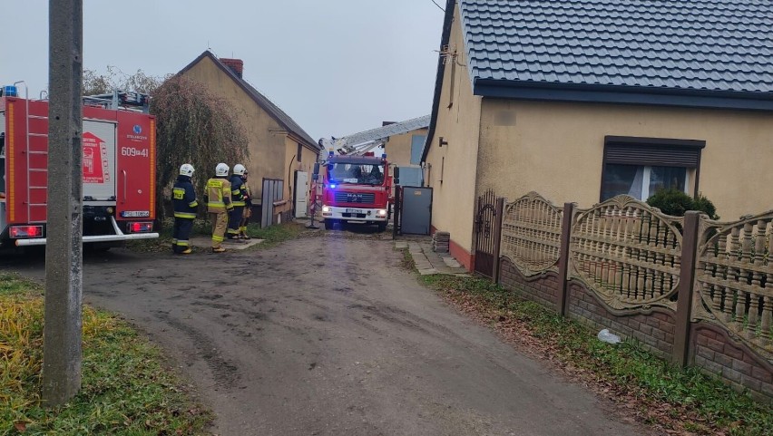 W miejscowości Brzóstownia zapaliła się sadza w kominie. Na miejscu interweniowały cztery zastępy straży pożarnej