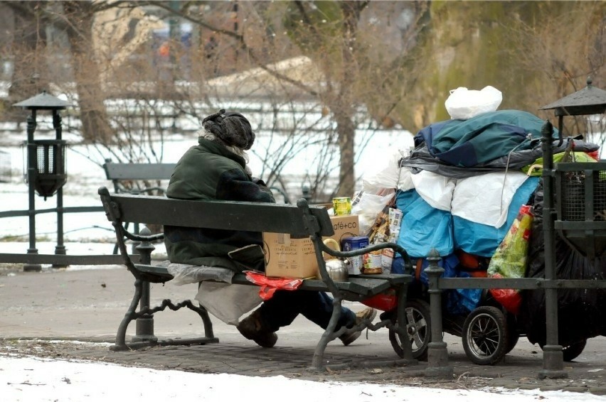 Zimą osoby bezdomne czy samotne potrzebują często pomocy, by...