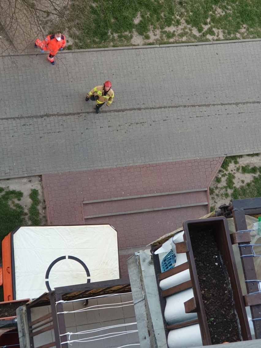 Dramatyczna akcja przy ulicy Sandomierskiej w Kielcach. Kobieta na dachu wieżowca