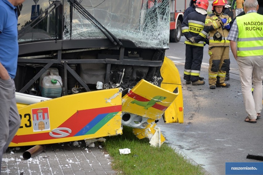 Tragiczny wypadek z udziałem autobusu MPK na ulicy Kapitulnej we Włocławku. Nie żyje kobieta [zdjęcia]