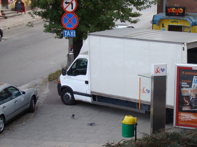 Zablokowany chodnik przy Warszawskiej