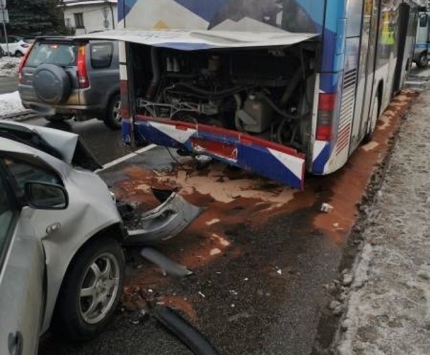 Nowy Sącz. Zderzenie autobusu MPK i osobówki                          