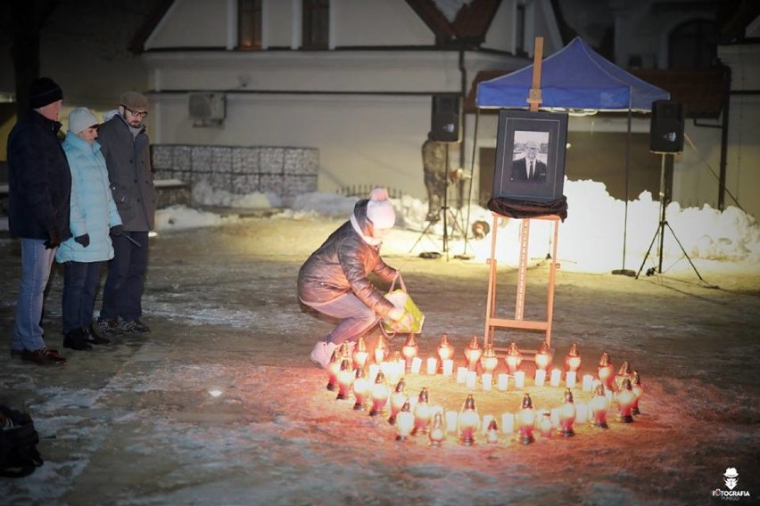 "Światełko do nieba" w Ogrodzieńcu. Mieszkańcy uczcili pamięć Pawła Adamowicza FOTO