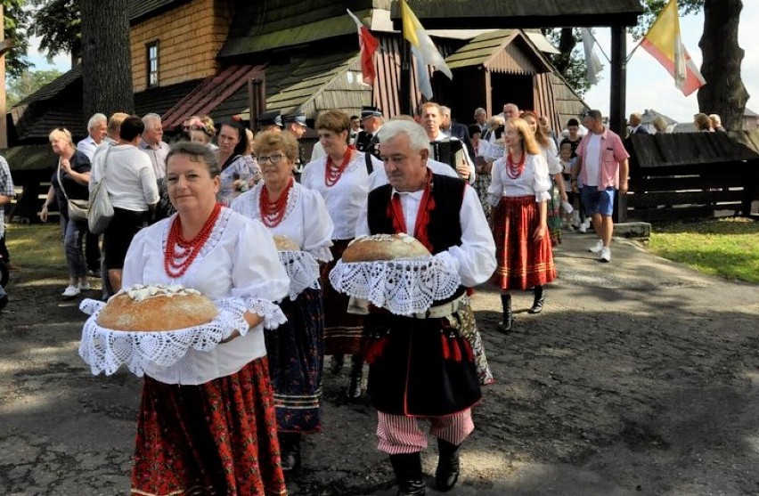 Podczas dożynek rolnicy i gospodarze w Porębie Wielkiej (gm....