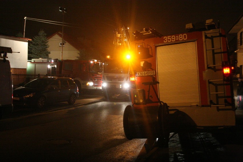 Pożar domu przy ul. Gwardyjskiej. 10 godzin zmagania z ogniem