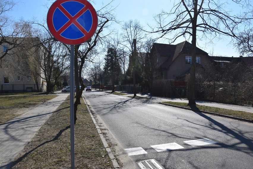 Nie parkuj już auta przy ulicy Klasztornej w Szczecinku. Mandat może zaboleć [zdjęcia]