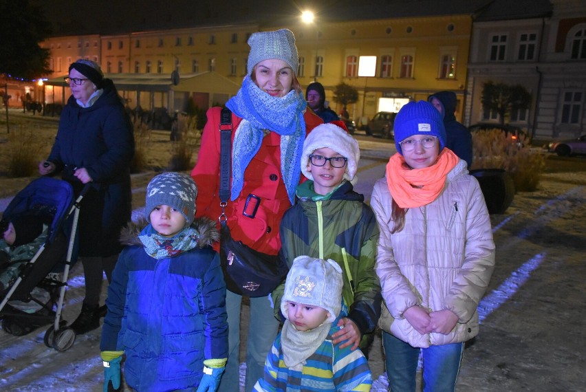 Na Placu Niepodległości, mimo mroźnej pogody, mieszkańcy...