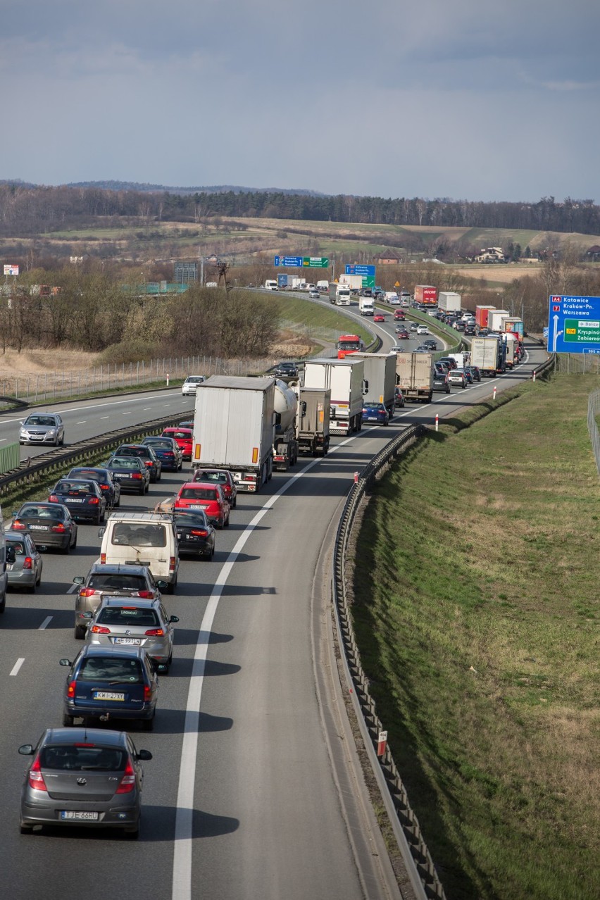 Ogromne korki na obwodnicy Krakowa (A4). Policja radzi [ZDJĘCIA]