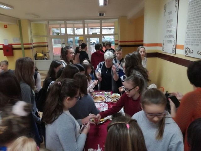 Uczniowie Zespołu Placówek Oświatowych numer 1 w Staszowie przygotowali wiele walentynkowych atrakcji.