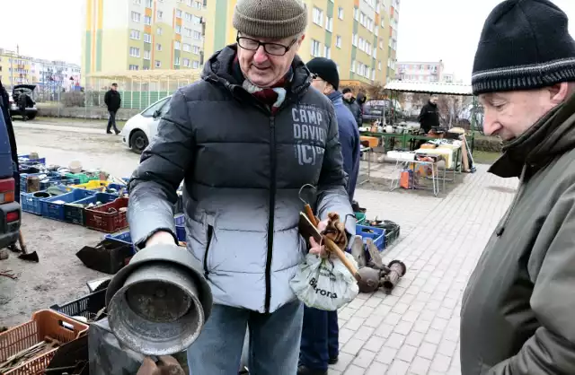 - To części dawnej pralki. Był do tego jeszcze drążek. Całość wkładało się do kotła i ruchem podobnym do ubijania masła, wprawiało się pranie w wirowanie - wyjaśniał Grzegorz Miedzianowski.  Więcej zdjęć z "Pchlego targu" zobacz w galerii>>>>