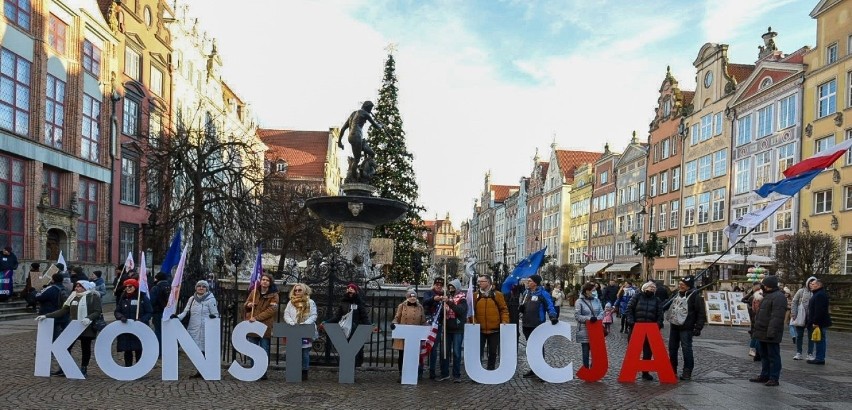 Gdański protest „Stan wyjątkowo bezprawny”. Kilkadziesiąt osób protestowało w Gdańsku przeciwko polityce rządu
