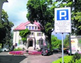 Powinni pobierać opłaty za parking ?