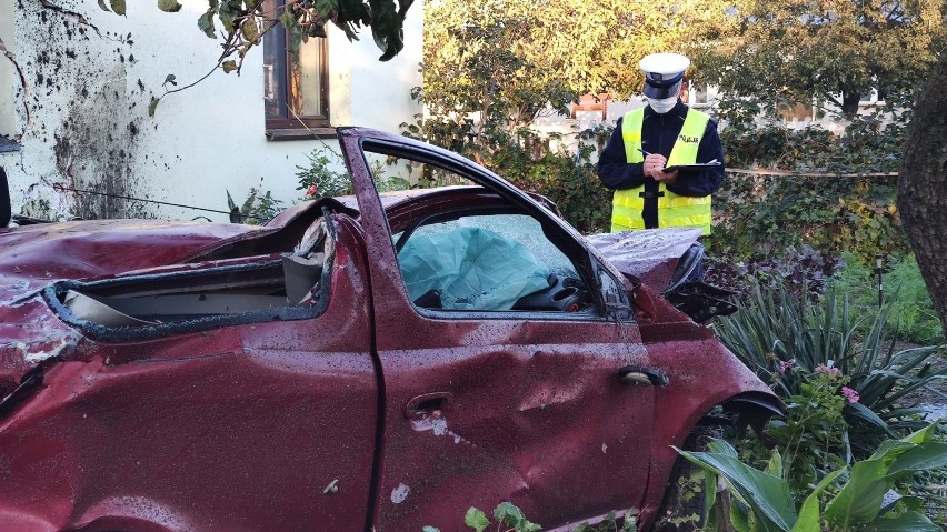 Śmiertelny wypadek w Podolinie. Toyota uderzyła w dom. Nie...