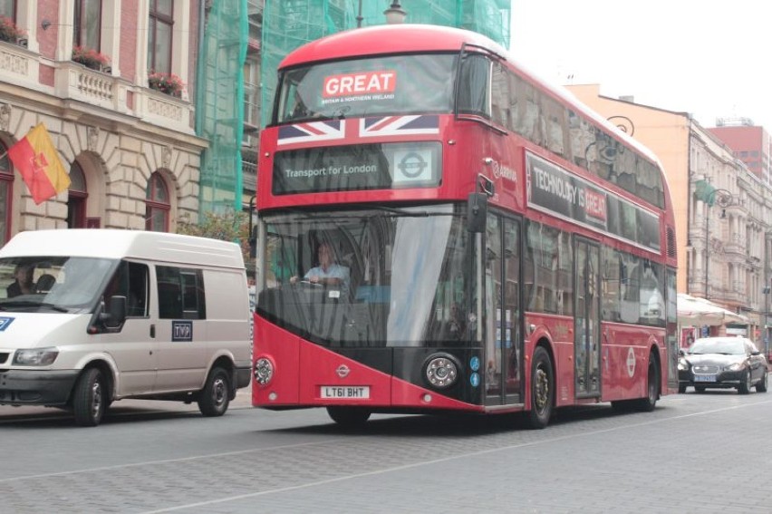 Przedstawiciele Ambasady Wielkiej Brytanii w Polsce przyjechali na Piotrkowską piętrowym autobusem.