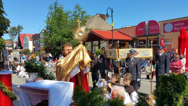 Boże Ciało (2015) na półwyspie. Parafia z Helu przeszła ulicami miasta