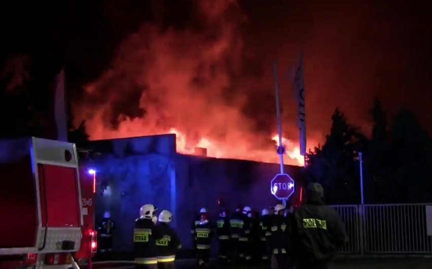 Potężny pożar  hali  Profim  w Turku przy ul. Górniczej