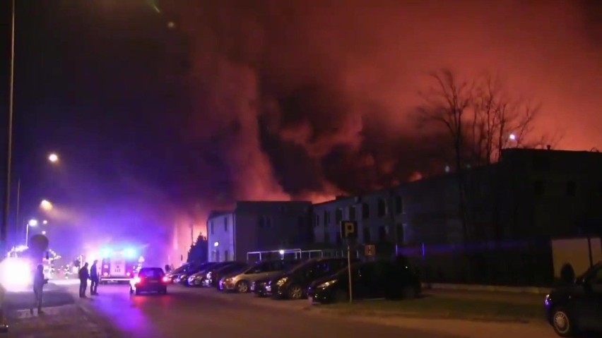 Potężny pożar  hali  Profim  w Turku przy ul. Górniczej