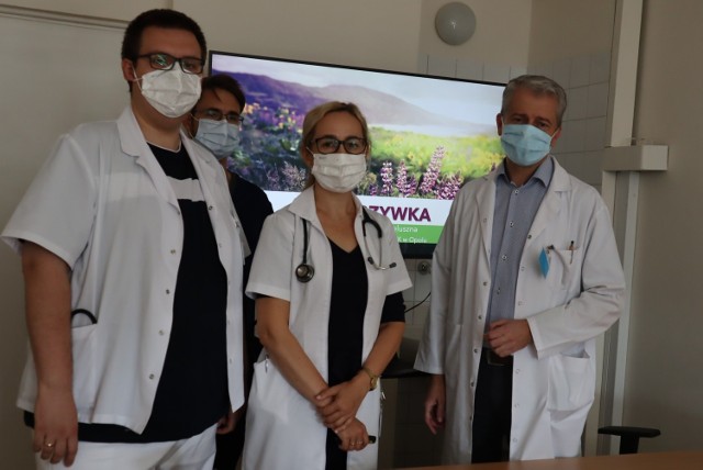 Lekarze Łukasz Moos, Wojciech Żurek, Katarzyna Kapeluszna i prof. Zenon Brzoza leczą w USK w Opolu ok. 100 dorosłych pacjentów z pokrzywką.
