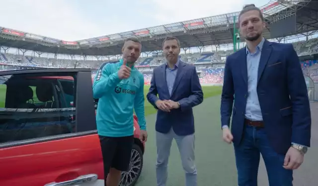Moment przekazania Lukasowi Podolskiemu kluczyków do nowego samochodu dla Akademii Górnika Zabrze.