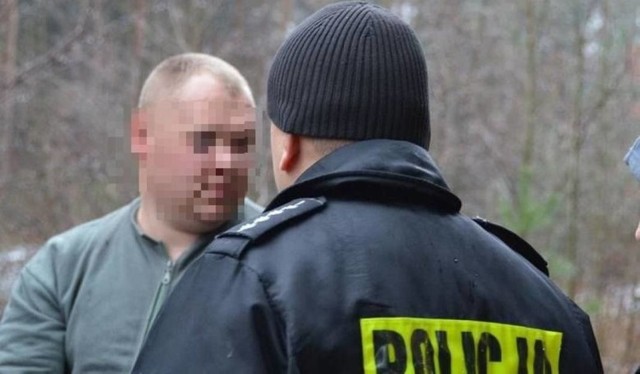 Podejrzany Sławomir T. w miejscu znalezienia zwłok w lesie w Sołtykowie koło Radomia.