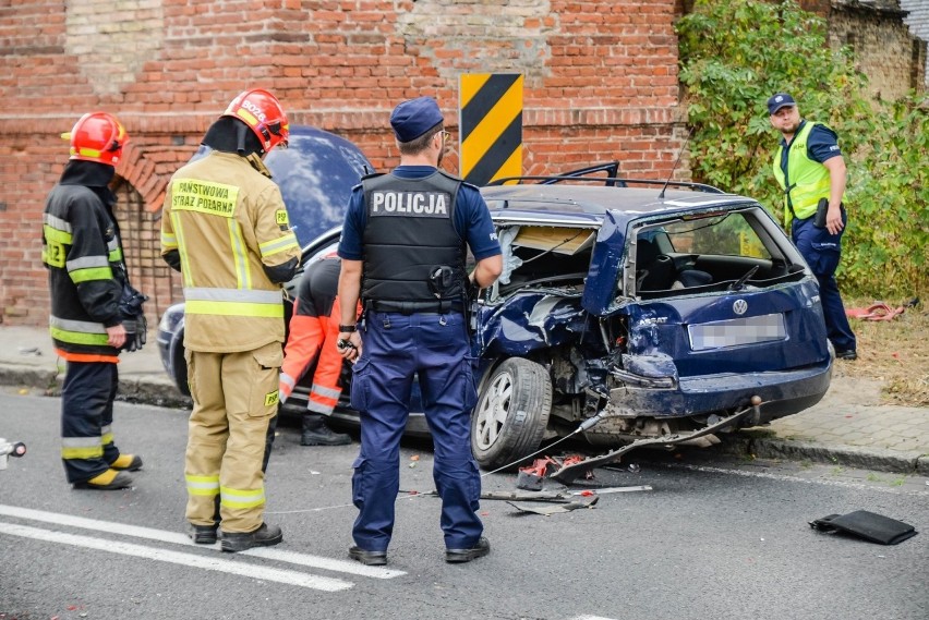Zderzenie dwóch samochodów w Dąbroszynie. Poszkodowana została kobieta. Jeden z kierowców uciekł