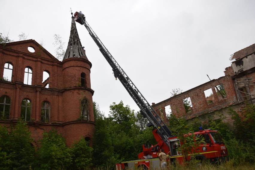 Pałac w Juchowie koło Szczecinka. Akcja strażaków, co skrywała kula z pałacowej wieży? [zdjęcia]