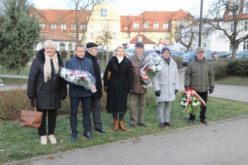 W Chełmnie  złożono kwiaty pod pomnikiem Wdzięczności i...