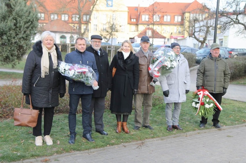 W Chełmnie  złożono kwiaty pod pomnikiem Wdzięczności i...
