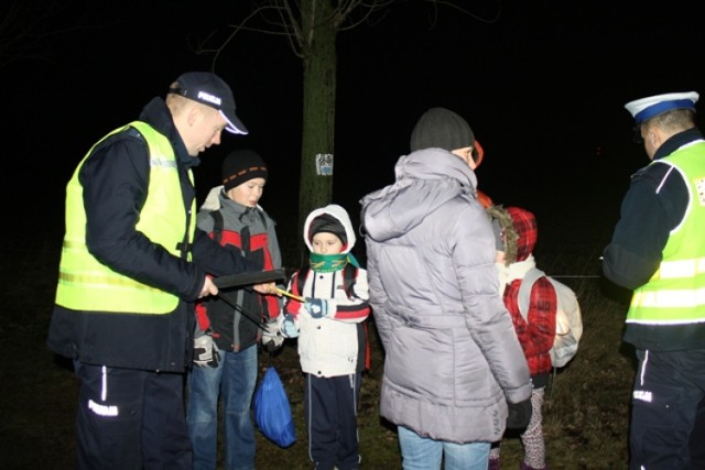 Policjanci sprawdzali, czy mieszkańcy mają elementy odblaskowe