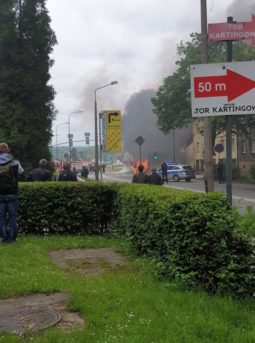 Pożar autobusu w Bytomiu w dzielnicy Karb [ZDJĘCIA + WIDEO]. Kierowca sam próbował go ugasić...