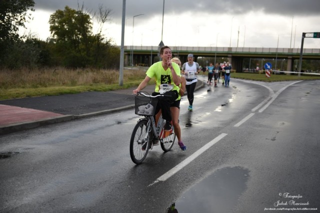 Uczestnicy Poznań Maratonu na zdjęciach Jakuba Marciniaka