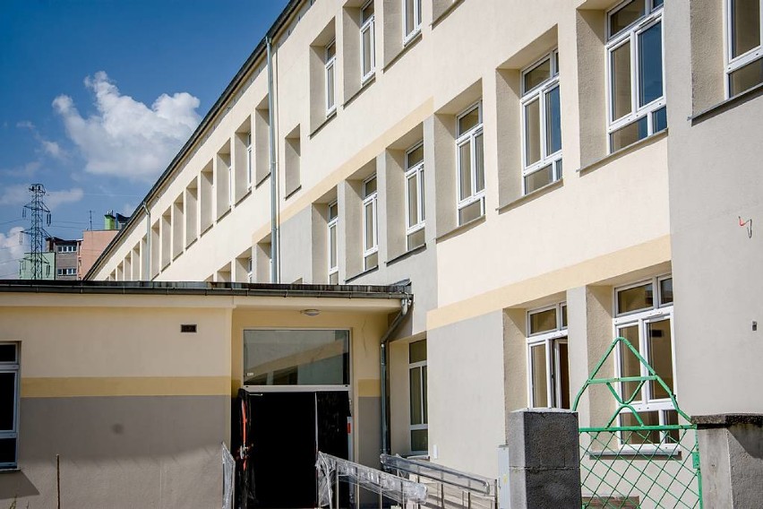 Wałbrzych: Kończy się remont budynku zespołu szkolno-przedszkolnego przy ulicy Dunikowskiego na Piaskowej Górze (ZDJĘCIA)