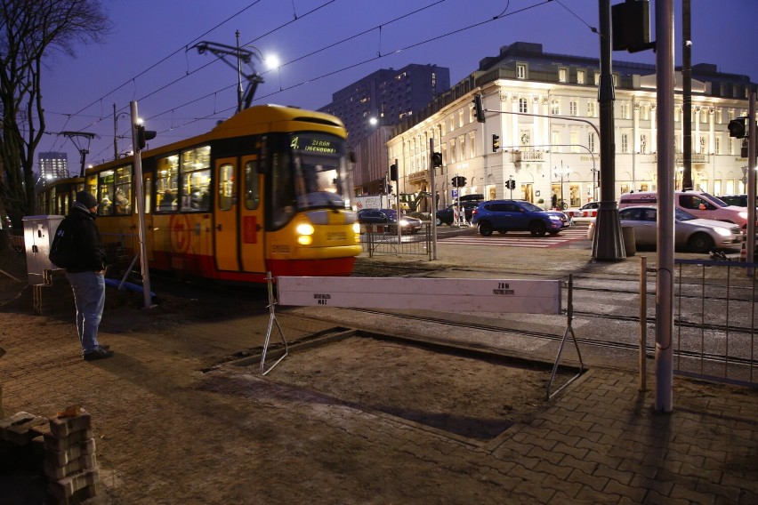 Plac Bankowy. Trwa przebudowa skrzyżowania. Będzie więcej miejsca dla pieszych