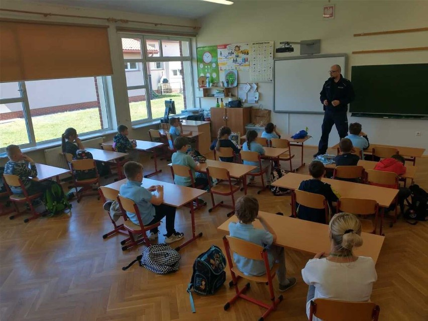 Dzielnicowy rozmawiał z uczniami w Dębogórzu o cyberzagrożeniach - maj 2022 r.