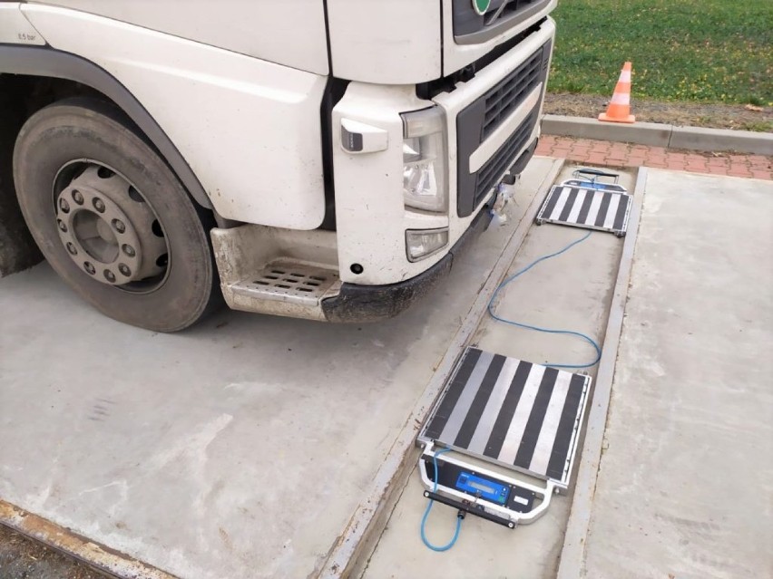 Kolejne przeładowane ciężarówki na drogach Opolszczyzny. Wiozły drewno oraz gruz