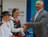 Region. Już ponad 20 lat działają szkółki ginących zawodów, gdzie mistrz uczy swojego następcę  