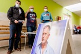 Wałbrzyscy radni zbierali podpisy pod apelem o przywrócenie Romana Szełemeja do pracy w szpitalu