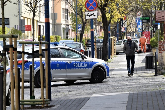 Opole. Przeszedł przez jezdnię, bo nie chciał spotkać się z osobami bez maseczek. "Dostałem mandat, a ich policja nie ukarała"