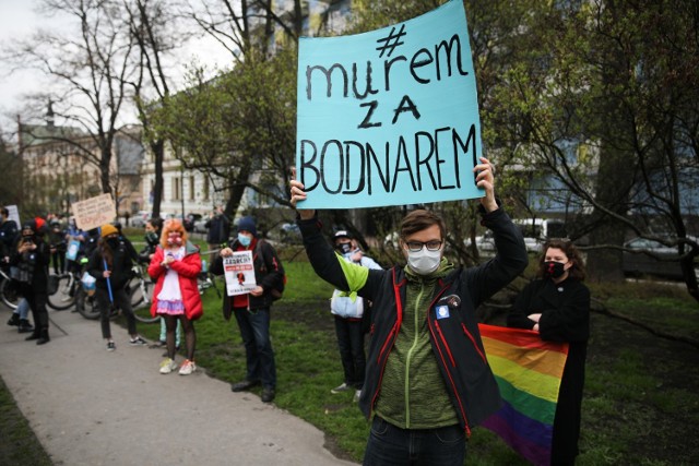 Przed siedzibą Prawa i Sprawiedliwości w Krakowie w niedzielę (18 kwietnia) odbyła się demonstracja "#muremzaBodnarem" przeciwko ostatnim decyzjom dotyczącym Rzecznika Praw Obywatelskich.