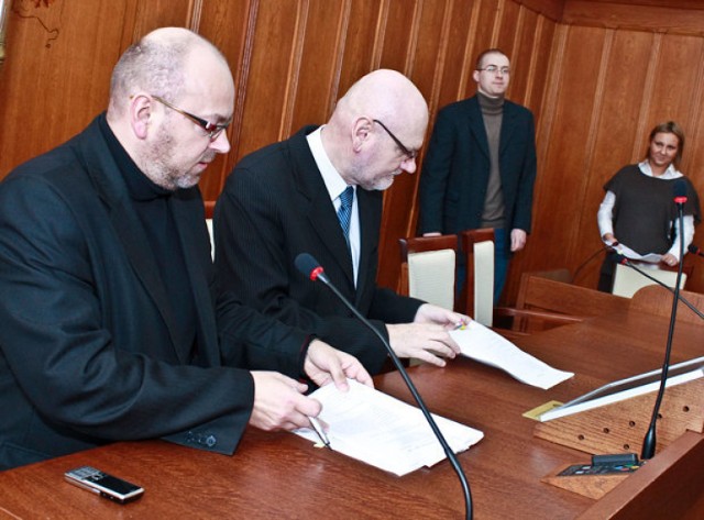 Moment podpisania umowy przez prezydenta Torunia Michała Zaleskiego.