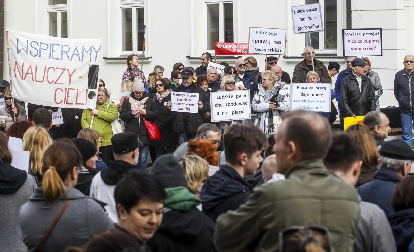 Tłumy na pikiecie poparcia  dla strajku nauczycieli w Rzeszowie [ZDJĘCIA]