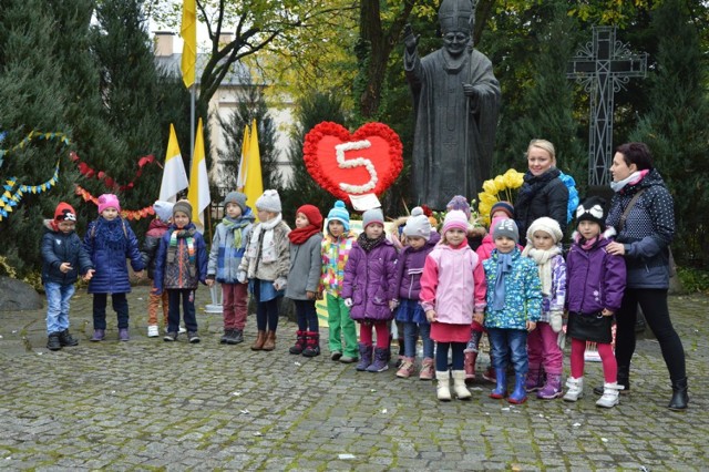 Bełchatów: Serduszka do Jana Pawła II