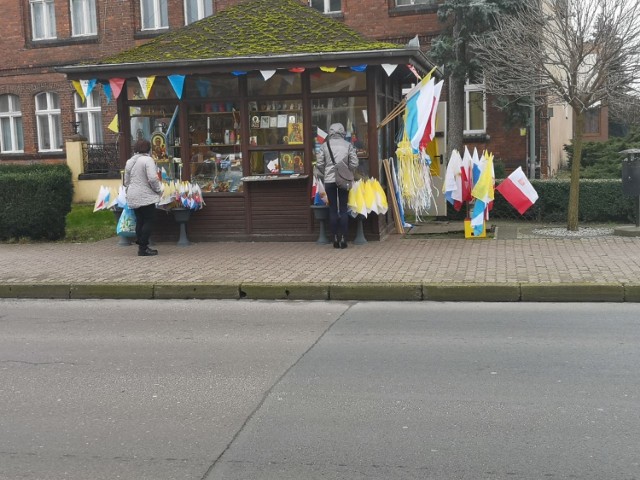 W Wolsztynie już można kupić flagi maryjne, papieskie i narodowe oraz obrazy do wywieszenia w oknach z wizerunkiem Matki Boskiej