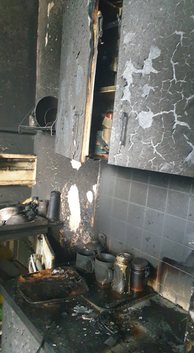Pożar w mieszkaniu w bloku przy ul. Mickiewicza w Krośnie. Kuchnia spłonęła doszczętnie [ZDJĘCIA]