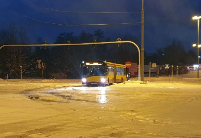 Na skrzyżowaniu Lodowej i Przybyszewskiego autobus utknął na środku oblodzonego skrzyżowania - potrzebna była pomoc pogotowia komunikacyjnego