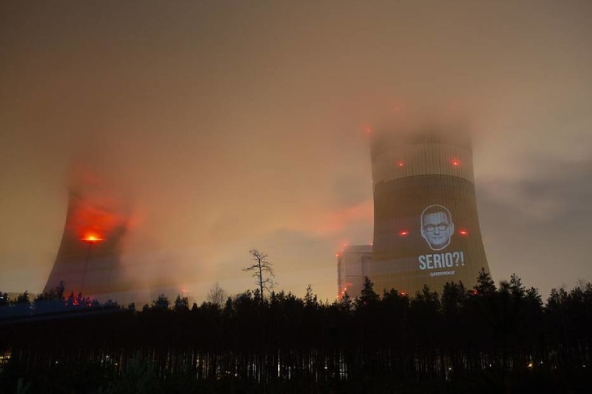 Aktywiście Greenpeace wizerunek premiera Morawieckiego na...