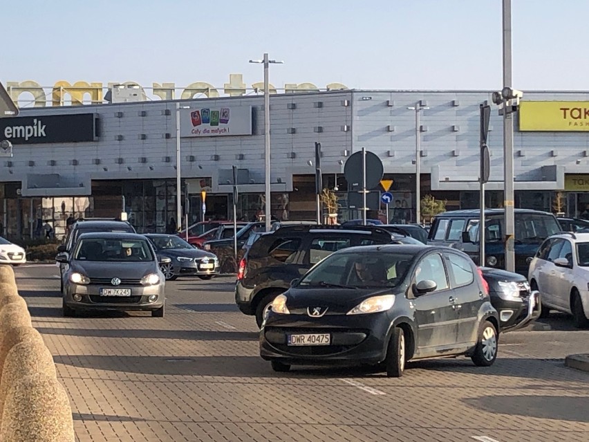 Parkingi przy galeriach handlowych pękają w szwach (ZDJĘCIA)