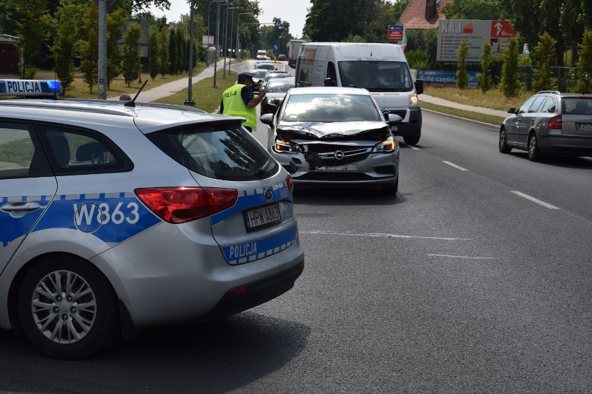 Osobówką w ciężarówkę. Zderzenie na ulicy Sikorskiego w Szczecinku [zdjęcia]