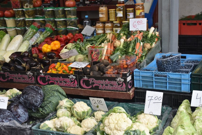 Gniezno. Ceny warzyw i owoców na gnieźnieńskim targowisku. Już są śliwki, morele i gruszki! [FOTO]