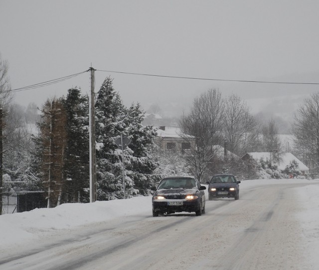 Śnieg utrudnia poruszanie się po małopolskich drogach